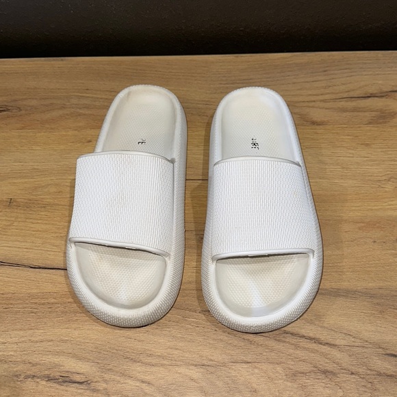 Amazon Shoes - Amazon cloud marshmallow idea white gently used squishy sandals